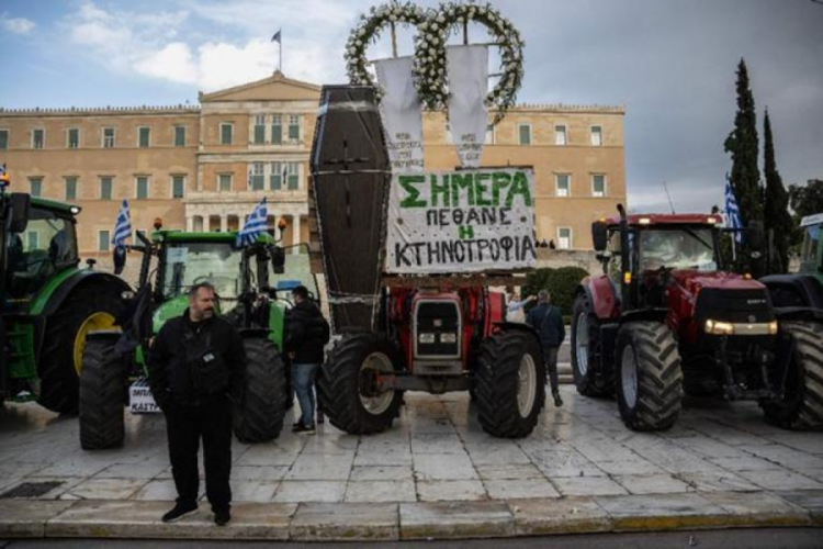 Yunanistan'da &ccedil;ift&ccedil;iler yeniden sokakta