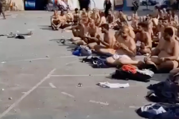 İsrail askerleri, Gazze'de alıkoyduğu Filistinlilerin elbiselerini zorla &ccedil;ıkarttırdı