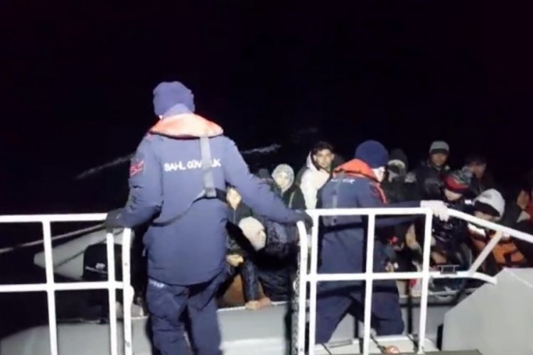 Balıkesir Ayvalık a&ccedil;ıklarında 54 d&uuml;zensiz g&ouml;&ccedil;men kurtarıldı