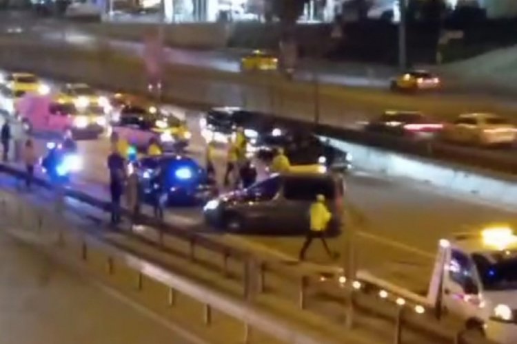 Hareket halindeki otomobilin &ouml;n&uuml;n&uuml; kesmeye &ccedil;alışan şahsa ara&ccedil; &ccedil;arptı