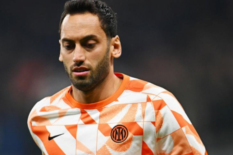 Hakan &Ccedil;alhanoğlu'nun takımı Inter, Atletico Madrid'i evinde mağlup etti