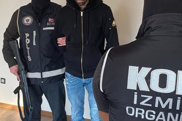 Kırmızı b&uuml;ltenle aranan uyuşturucu ş&uuml;phelisi İzmir'de yakalandı