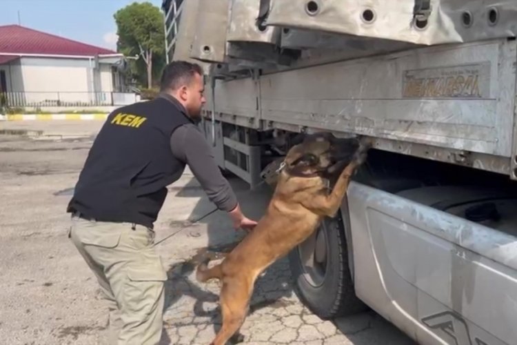 Adana'da sunta i&ccedil;ine zulalanmış 100 kilogram esrar ele ge&ccedil;irildi