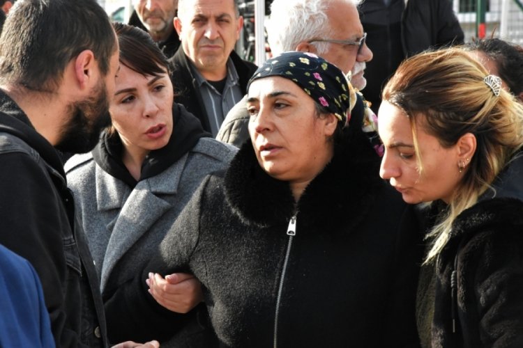 Erzincan'da toprak altında kalan maden iş&ccedil;isinin annesi: Benim &ccedil;ocuğum yaşıyor