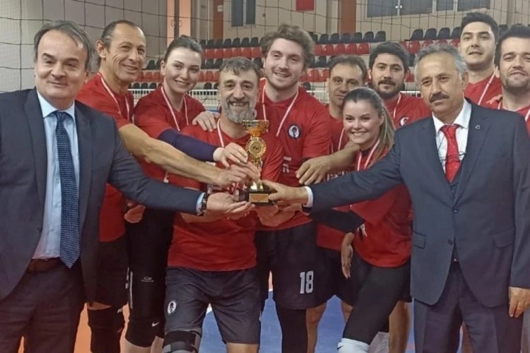 &Ouml;ğretmenler yarıştı kupalarını aldı