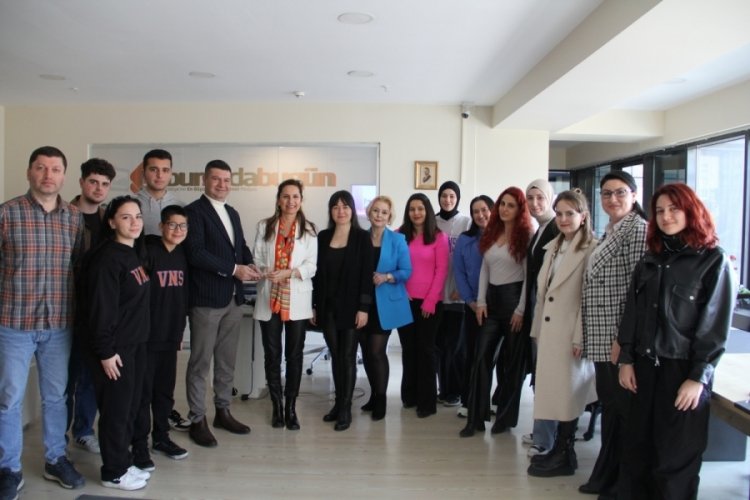 Ven&uuml;s Kamp&uuml;s Eğitim Kurumları'ndan Bursada Bug&uuml;n'e plaket