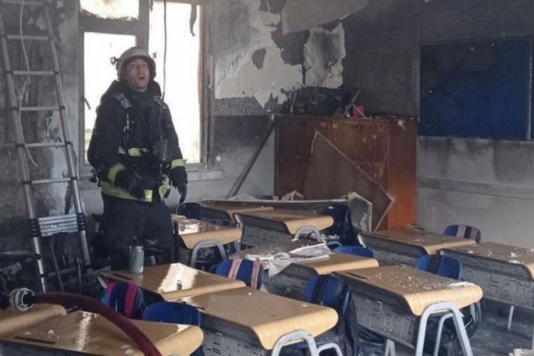 Antalya'da okulda yangın paniği! 3 sınıf k&uuml;le d&ouml;nd&uuml;