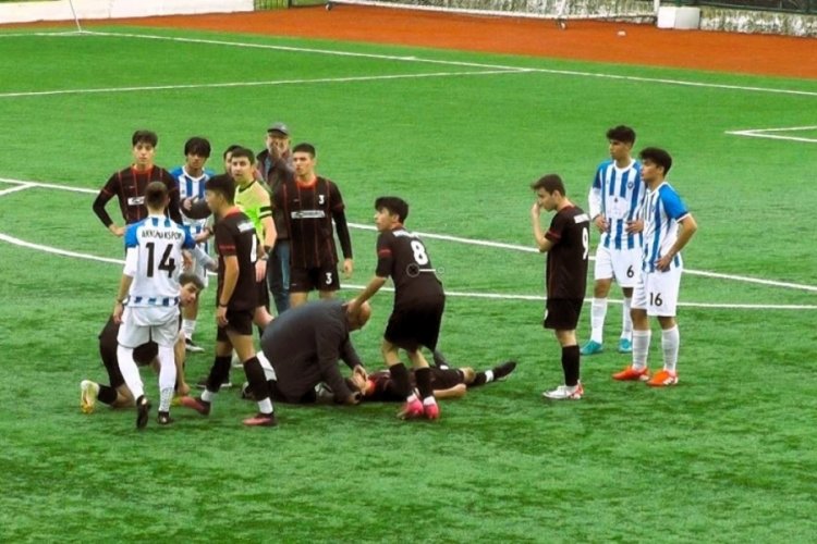 Denizli'de rakibiyle &ccedil;arpışan gen&ccedil; futbolcu bilincini kaybetti