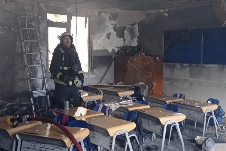 Antalya'da okulda yangın: 3 sınıf zarar g&ouml;rd&uuml;