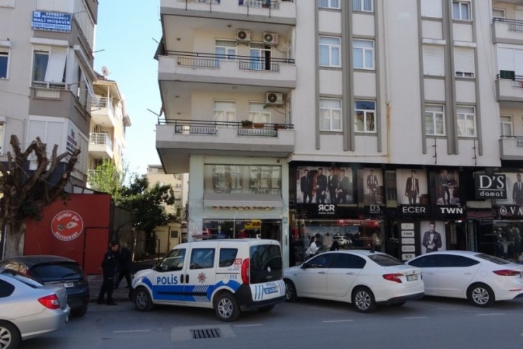 JASAT ekiplerini kapıda g&ouml;r&uuml;nce 4'&uuml;nc&uuml; katın balkonundan aşağı atladı