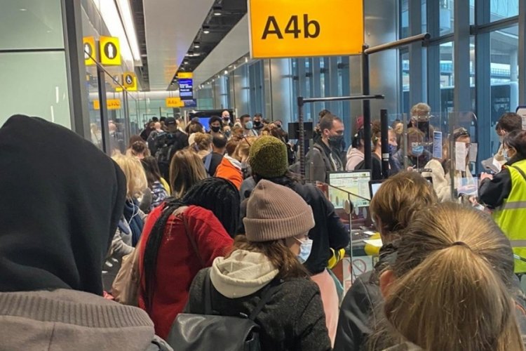 Heathrow Havalimanı, COVID-19 salgınından beri ilk kez kar a&ccedil;ıkladı