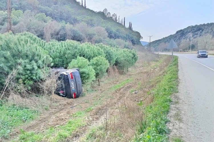 Bursa'da otomobil kontrolden &ccedil;ıkarak yol kenarına takla attı! 1 yaralı