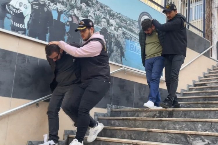 İstanbul'da 4 kişiyi polis olduklarını s&ouml;yleyerek dolandıran ş&uuml;pheliler yakalandı