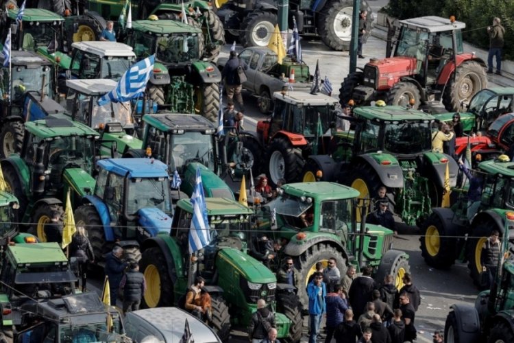 Yunanistan'da geceyi parlamentonun &ouml;n&uuml;nde ge&ccedil;iren &ccedil;ift&ccedil;iler Atina'dan ayrıldı