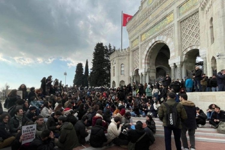 İstanbul &Uuml;niversitesi'nde protestolar s&uuml;r&uuml;yor
