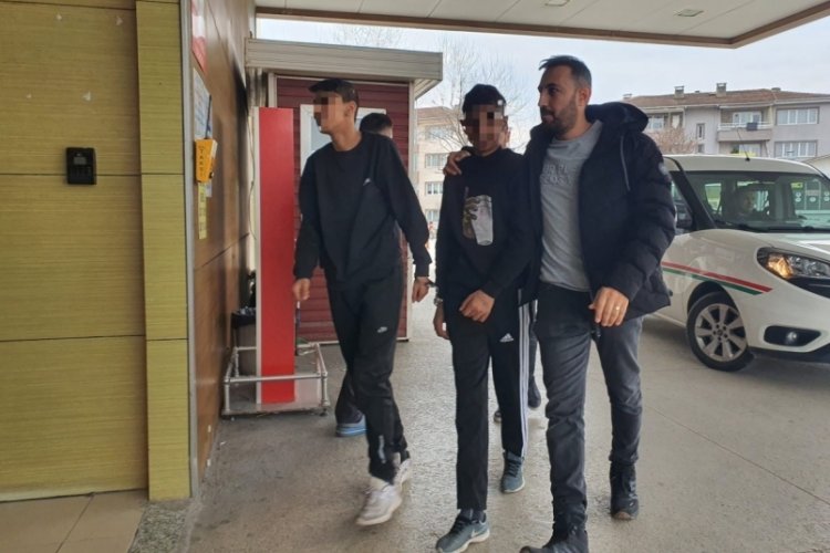 Bursa'da &ccedil;aldıkları eşyaları sokakta incelerken yakalandılar