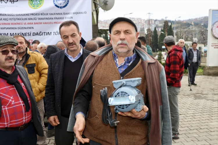 Trabzon'da &ccedil;ift&ccedil;ilere koyun kırkma makinesi dağıtıldı