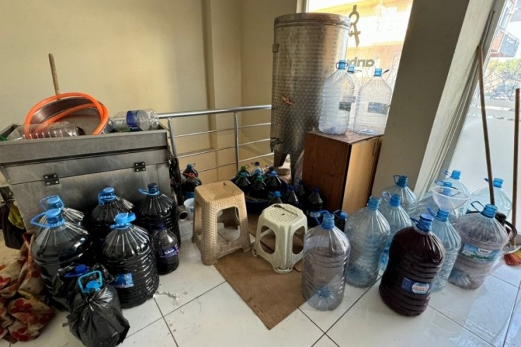 &Ccedil;anakkale'de 1 ton sahte i&ccedil;ki ele ge&ccedil;irildi
