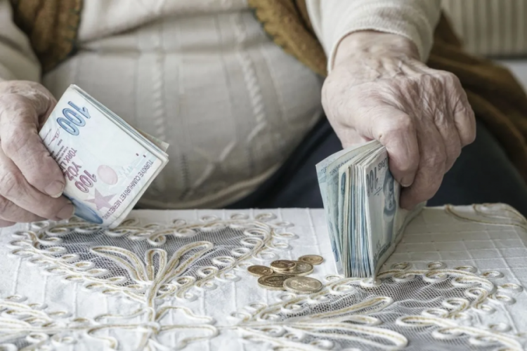 Emekli bayram ikramiyesi komisyondan ge&ccedil;ti!