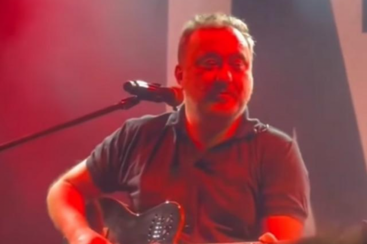 Şarkıcı Nev konsere sarhoş &ccedil;ıktı!