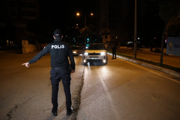 Adana'da polis giriş-&ccedil;ıkışı kapattı: Mahallede uygulama yaptı