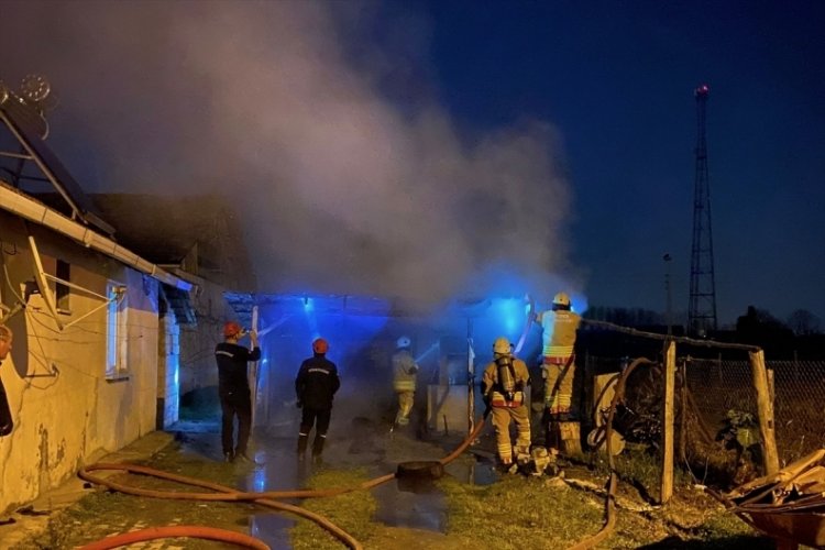 D&uuml;zce'de samanlık ve evin deposu yandı