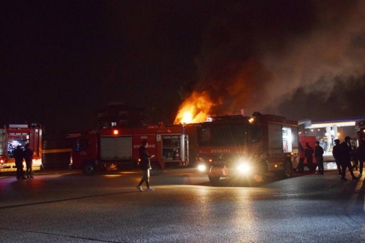Manisa'da lastik tamirhanesinde yangın