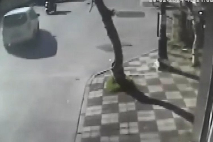 İstanbul'da hafif ticari ara&ccedil;la motosiklet &ccedil;arpıştı