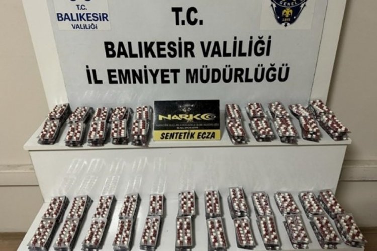 Balıkesir'de polisin durdurduğu ara&ccedil; uyuşturucu deposu &ccedil;ıktı
