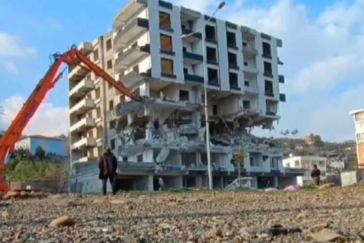 Binanın kağıt gibi yerle bir olması ve yaşanan panik kamerada