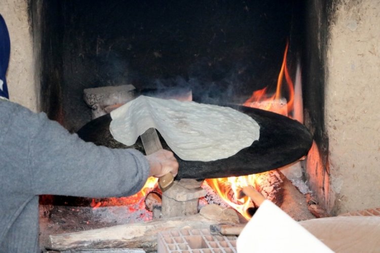 Afyonkarahisar'da Ramazan ayı &ouml;ncesi imece usul&uuml; ile yufka yapıldı
