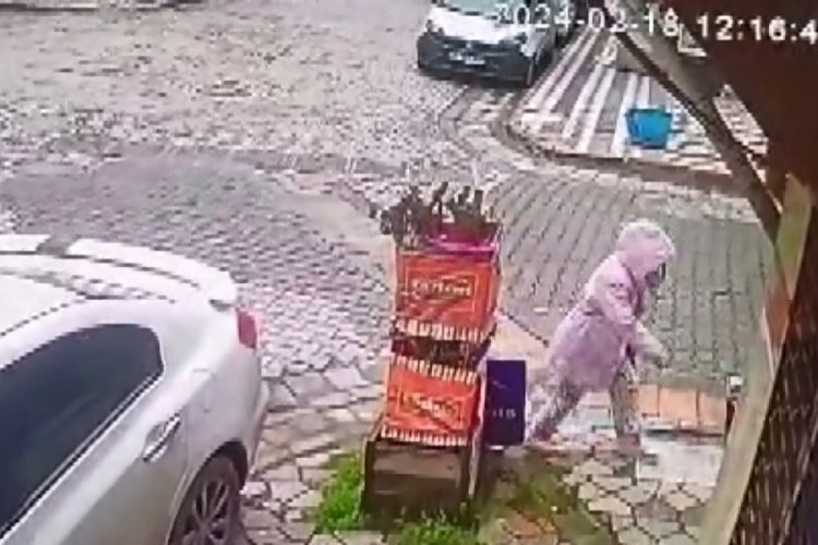 İstanbul'da k&uuml;&ccedil;&uuml;k kızı takip eden hırsız, elindeki parayı &ccedil;alıp ka&ccedil;tı