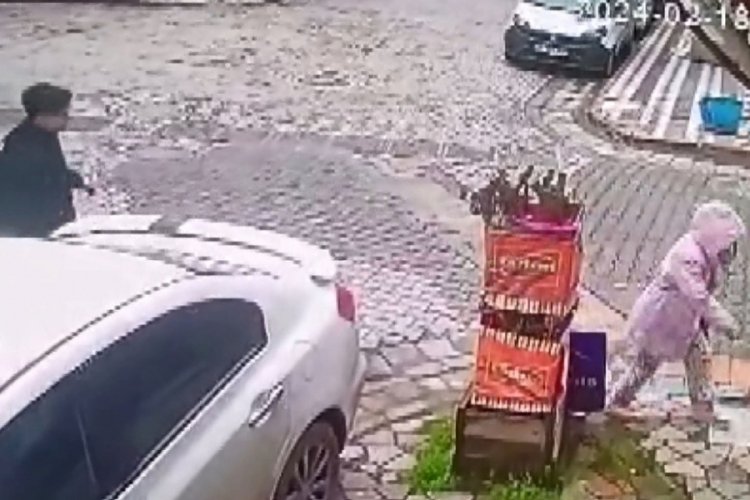 Hırsız, k&uuml;&ccedil;&uuml;k bir kız &ccedil;ocuğunun elindeki ekmek parasını &ccedil;aldı