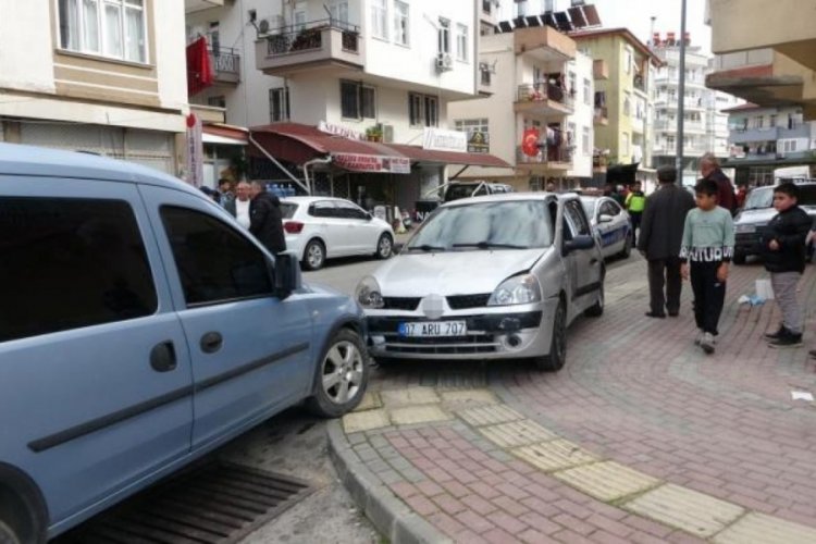 10 yaşındaki &ccedil;ocuk gaza bastı, ara&ccedil; park halindeki ara&ccedil;lara &ccedil;arptı