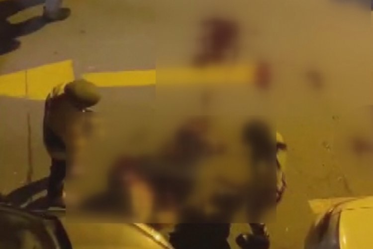 İstanbul'da 3 gen&ccedil; arasında &ccedil;ıkan tartışmada 17 yaşındaki gen&ccedil; kız arkadaşını bı&ccedil;akladı