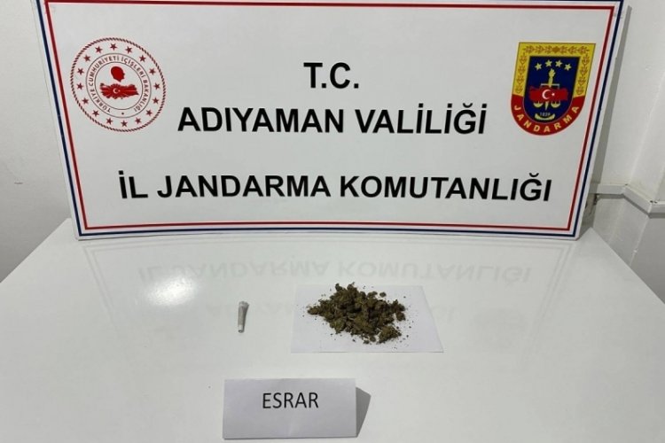 Adıyaman'da ş&uuml;pheli ara&ccedil;ta uyuşturucu madde ele ge&ccedil;irildi