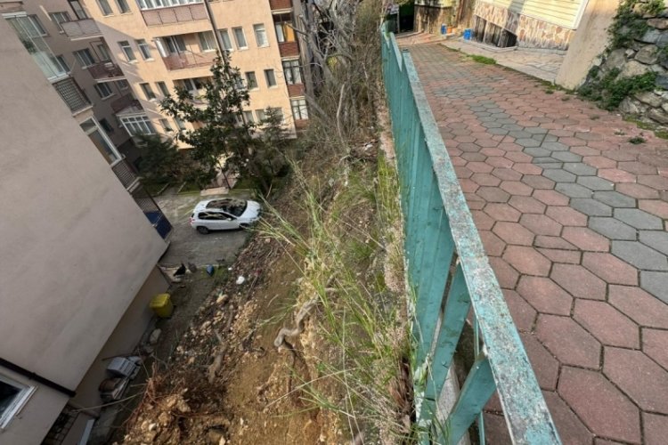 Bursa'da par&ccedil;alanan istinat duvarı tehlike sa&ccedil;ıyor!