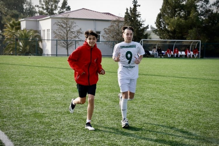 Depremde annesini, babasını, kardeşini kaybeden H&uuml;seyin, futbolla hayata tutunuyor