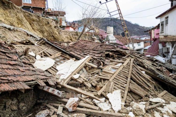 Vali Hatipoğlu, Tokat G&uuml;nebakan k&ouml;y&uuml;ndeki heyelanın bilan&ccedil;osunu a&ccedil;ıkladı!