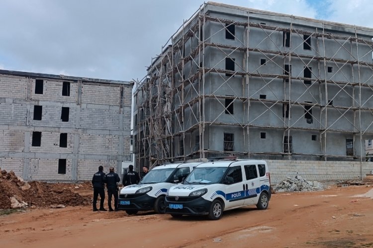 Gaziantep'te ahşap iskelenin &ccedil;&ouml;kmesi sonucu 1 iş&ccedil;i &ouml;ld&uuml;, 2 iş&ccedil;i yaralandı