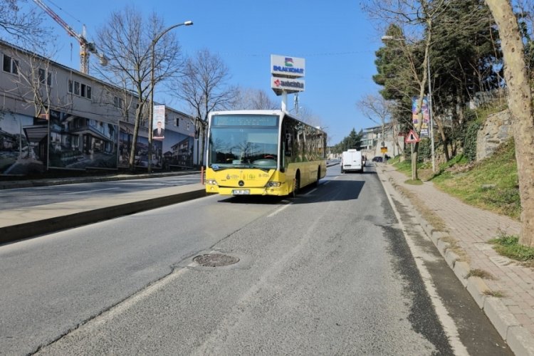 İstanbul'da otomobil yolun karşısına ge&ccedil;en yayaya &ccedil;arptı!