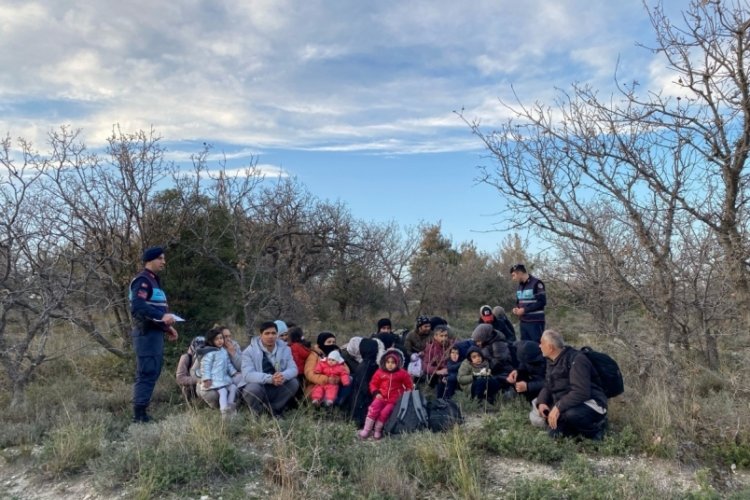 Ayvacık ve Ezine'de 75 ka&ccedil;ak g&ouml;&ccedil;men ile 5 organizat&ouml;r yakalandı