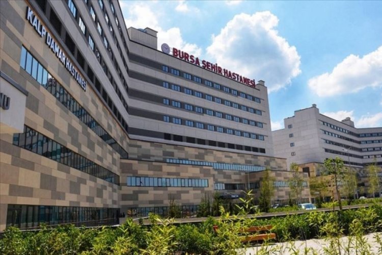 Bursa'da doktoru darp ettiği &ouml;ne s&uuml;r&uuml;len hasta yakını hakim karşısında