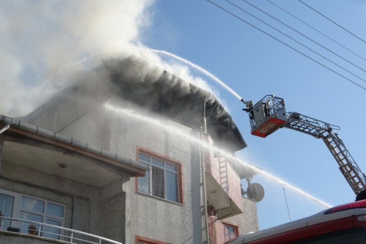Kocaeli'de 3 katlı binanın &ccedil;atı katında yangın &ccedil;ıktı!