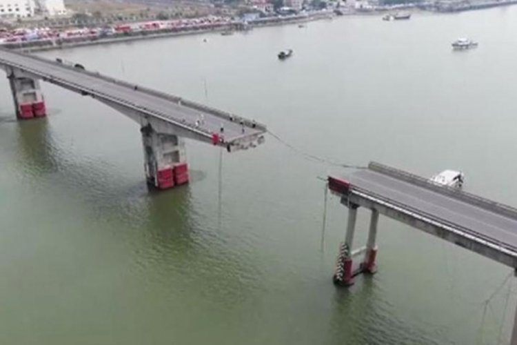 Gemi k&ouml;pr&uuml;ye &ccedil;arptı! O anları kameralar kaydetti