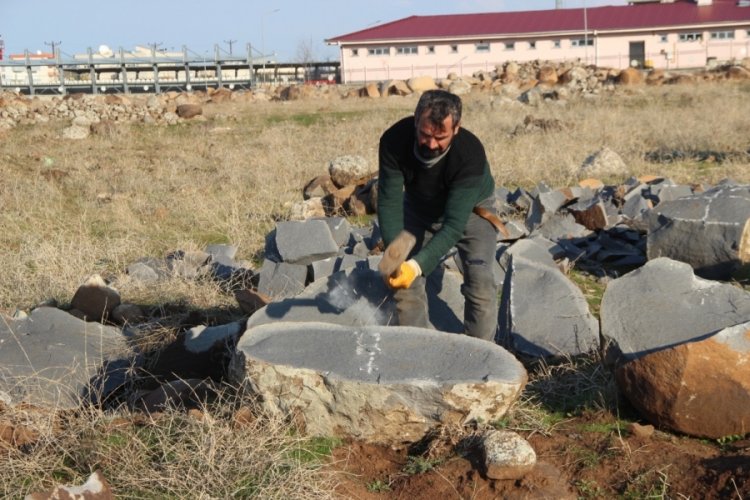 Şırnak'ta ekmeğini devasa taşları kırarak &ccedil;ıkartırken 9 &ccedil;ocuğunu da okutuyor