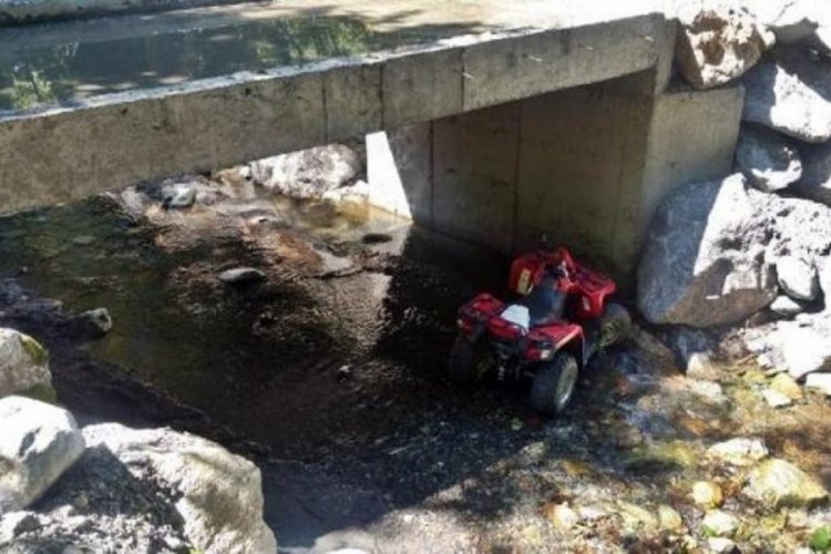 Sakarya'da arazi aracı dereye devrildi, 3 yaralı