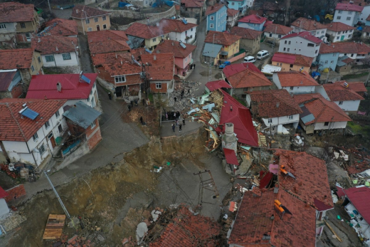 Tokat'ta ikiye ayrılan k&ouml;y&uuml;n akıbeti belli oldu!