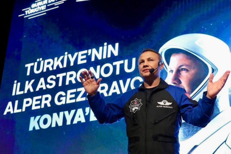Alper Gezeravcı &ouml;ğrencilerle bir araya geldi