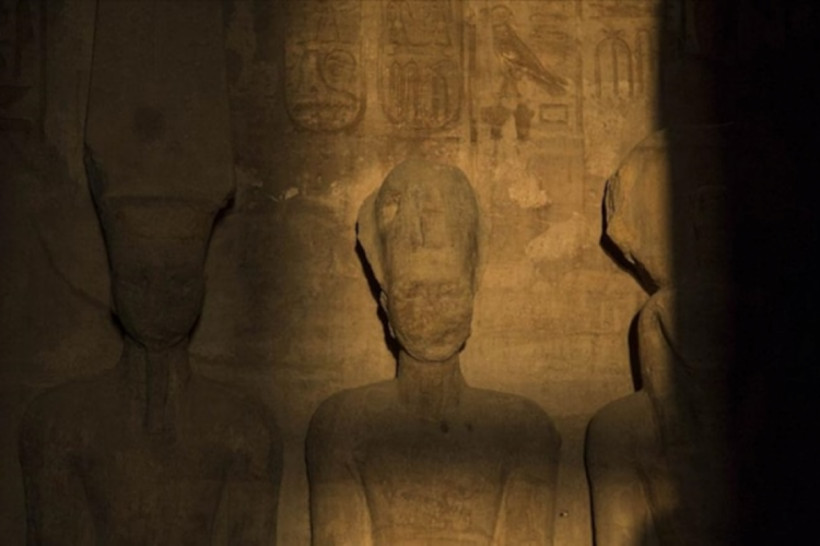 Ramses'in heykeline g&uuml;neş vurdu! Yılda sadece iki kez ger&ccedil;ekleşiyor